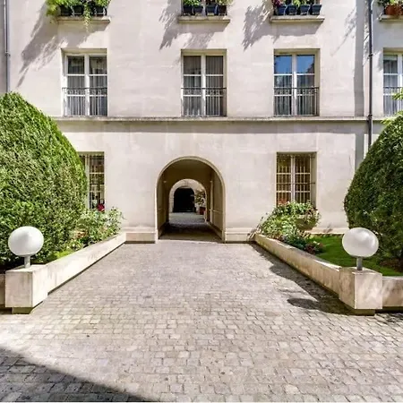Modern And Bright 2bd For 11 Guests In Le Marais! Paryż