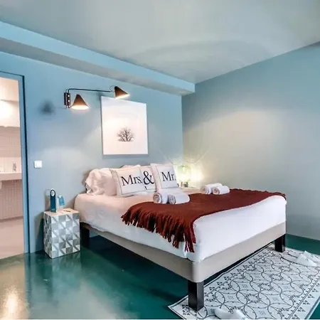 Modern And Bright 2bd For 11 Guests In Le Marais! Paryż